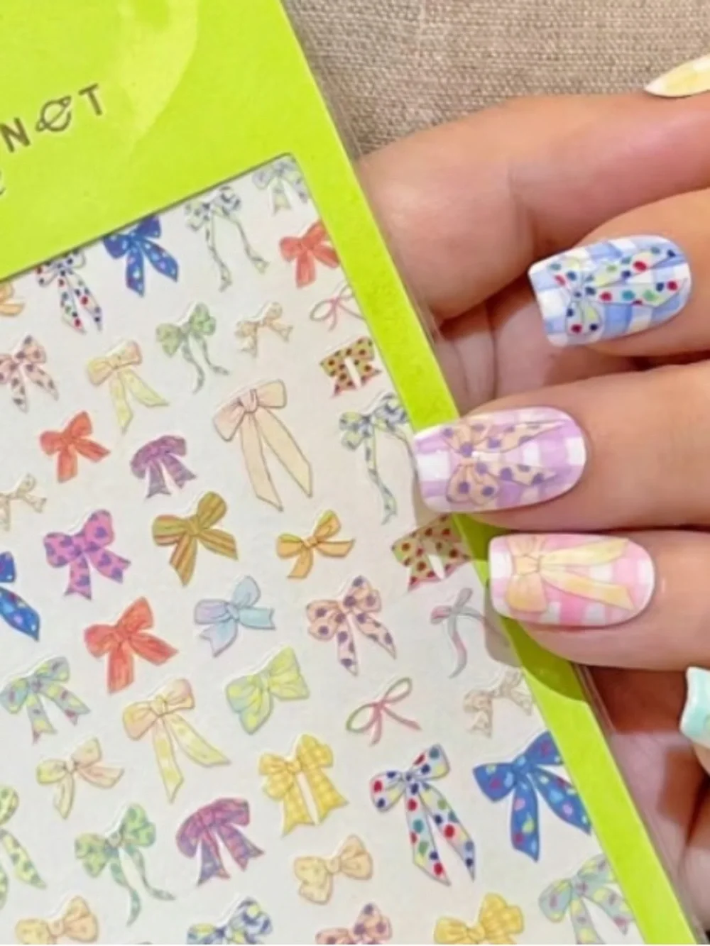 Nail stickers (crayon bow)